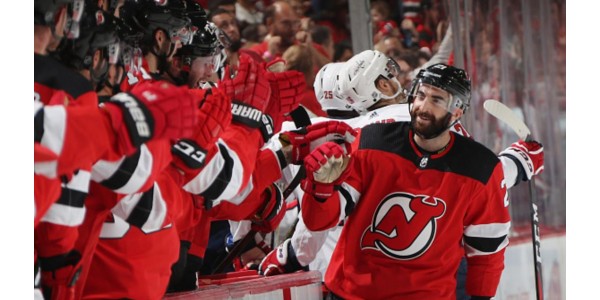 Devils tyhjää puolustaen Stanley Cupin mestareita