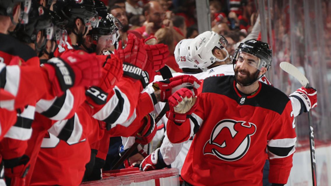 Devils tyhjää puolustaen Stanley Cupin mestareita